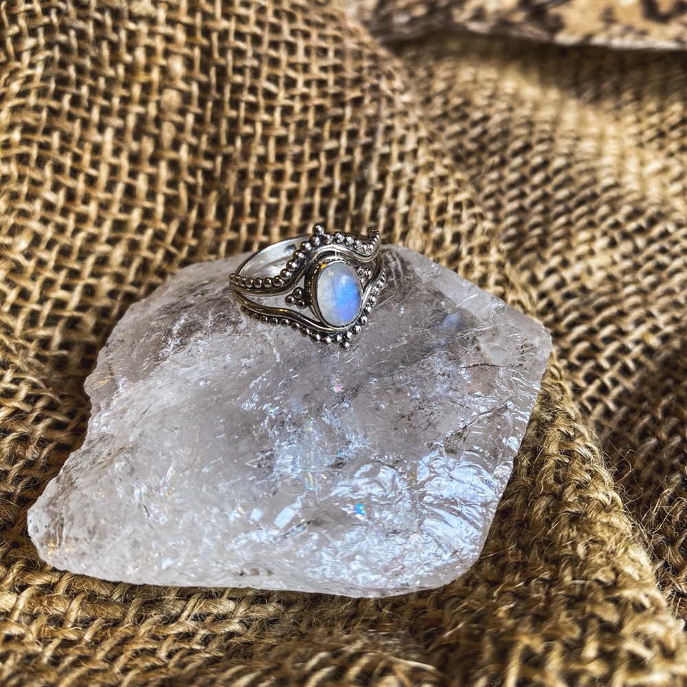 Beautiful vintage moonstone ring